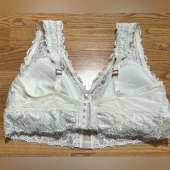 Elegant White Lace Bralette - Picture 5 of 6